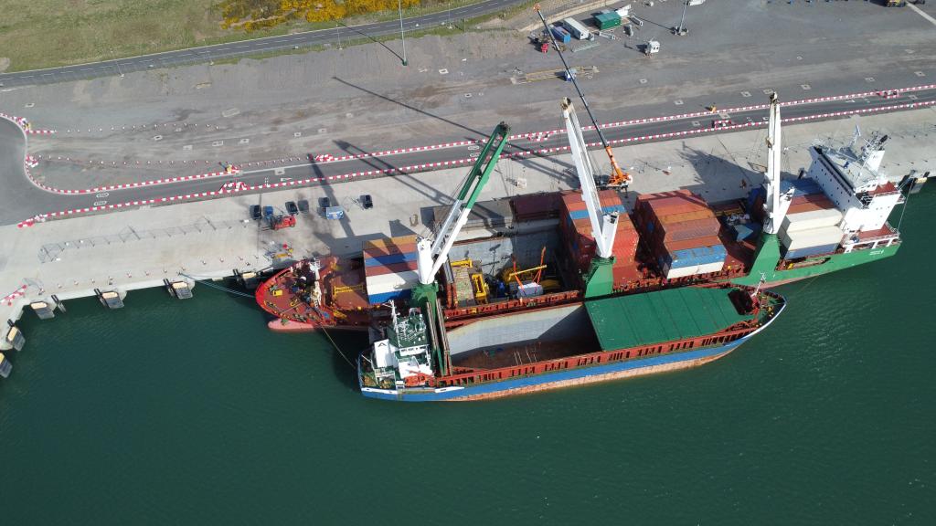 Port of Aberdeen breakbulk ship to ship export 0483