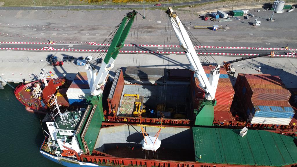 Port of Aberdeen breakbulk ship to ship export 0429