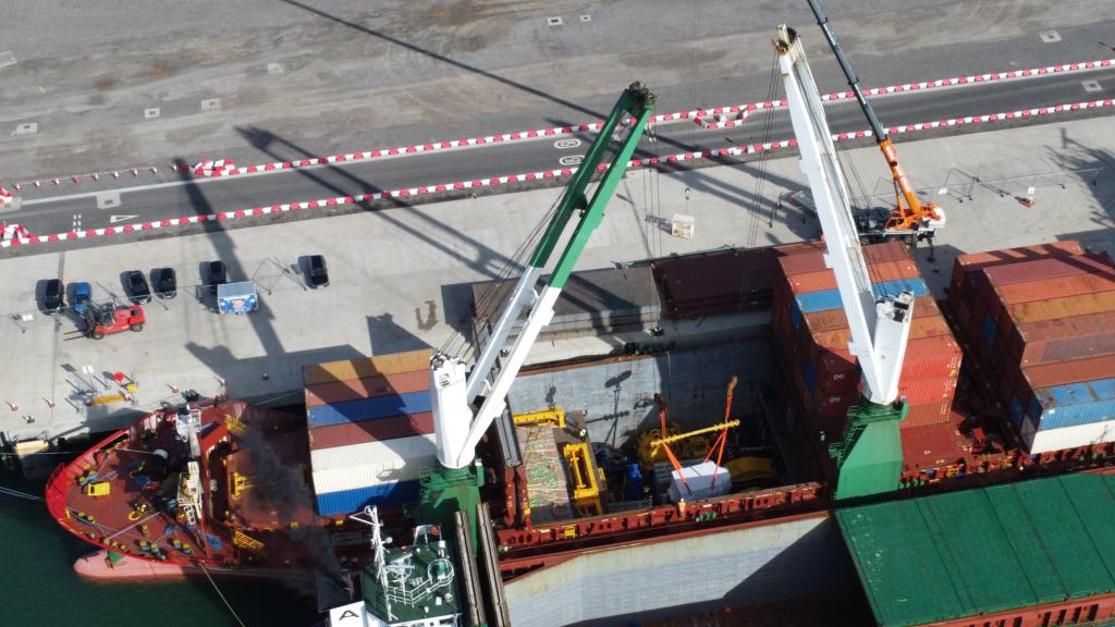 Port of Aberdeen breakbulk ship to ship export 0482