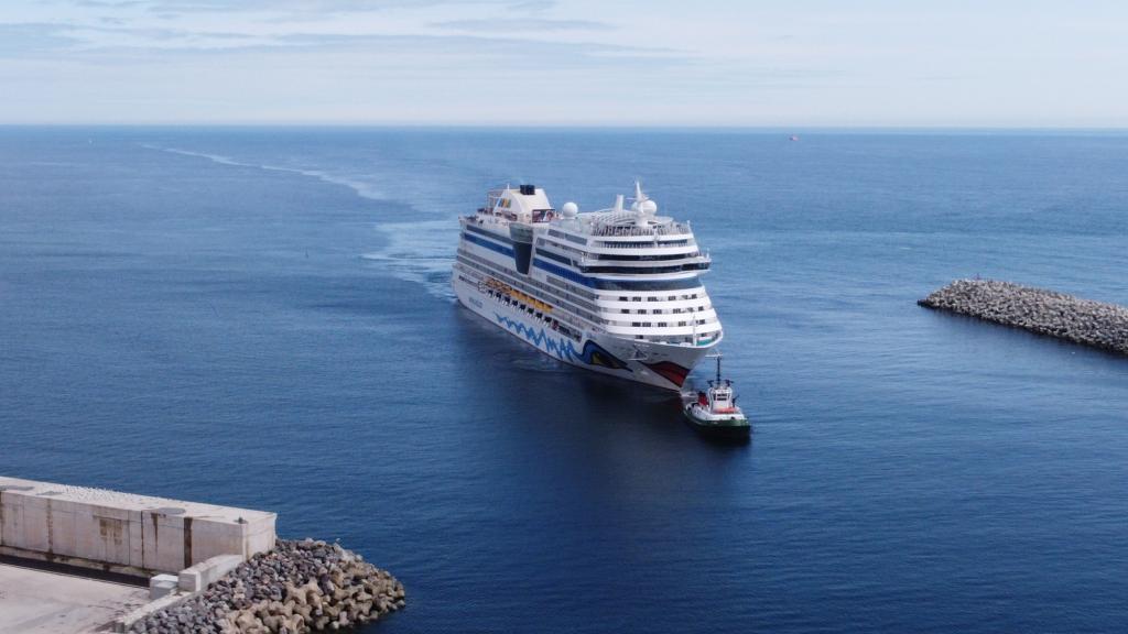 AID Asol entering South Harbour