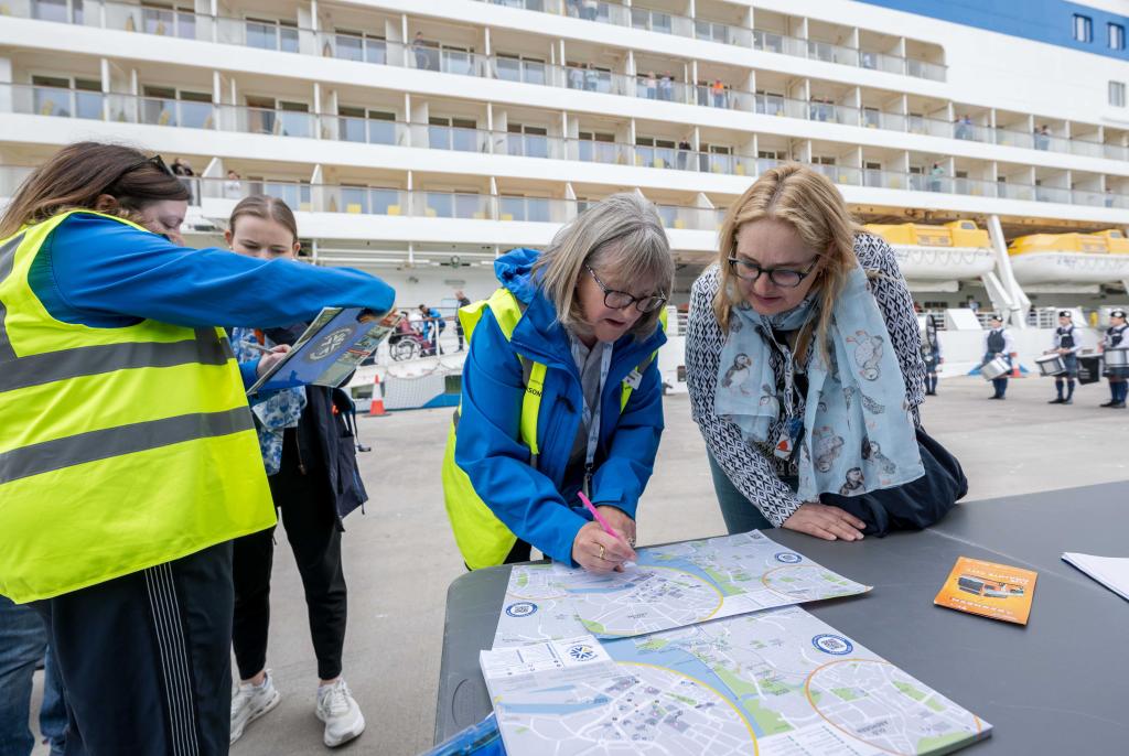 Cruise volunteers