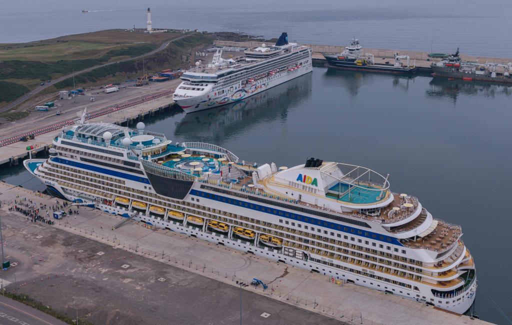 Norwegian Star and AID Asol cropped